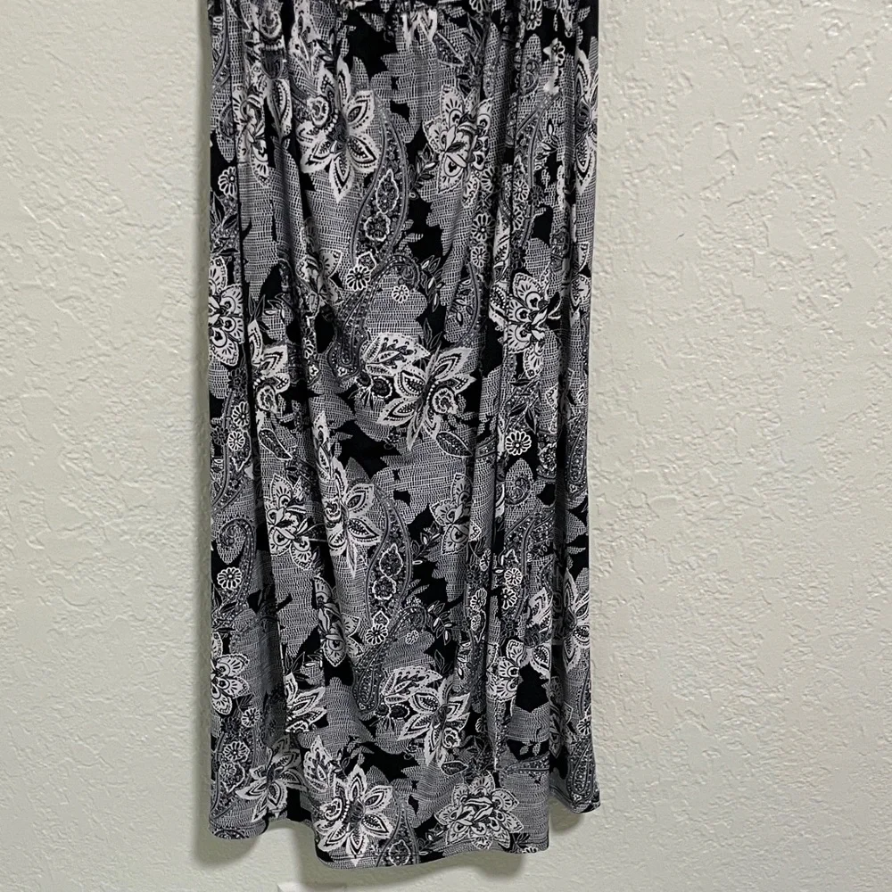Black & White Floral Puff-Sleeve Midi Dress by - Picture 4 of 8